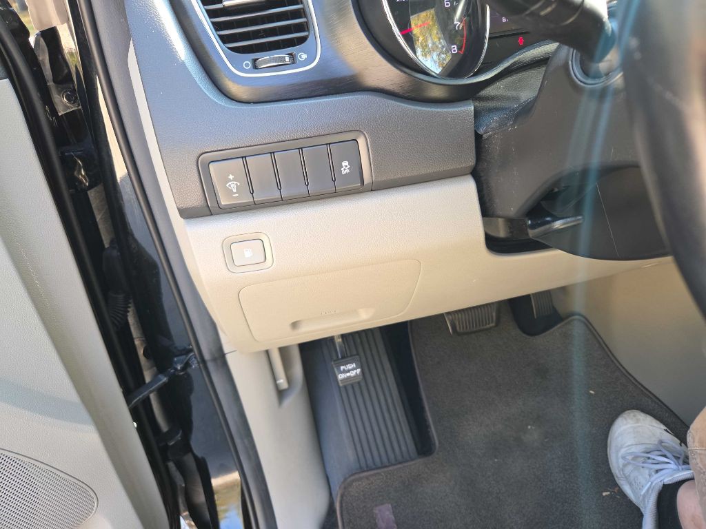 2017 Kia Sedona Image 24