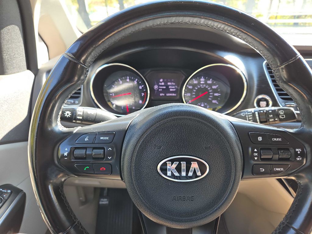 2017 Kia Sedona Image 25