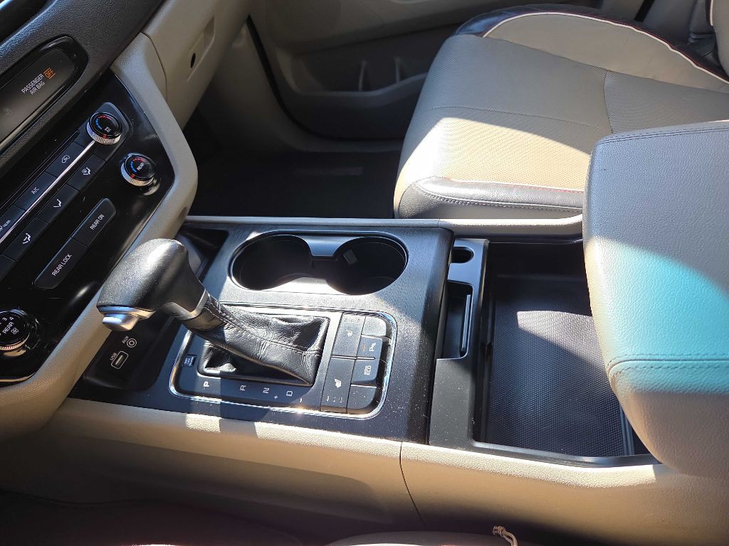 2017 Kia Sedona Image 30