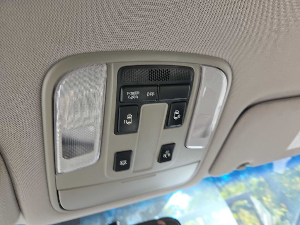 2017 Kia Sedona Image 31