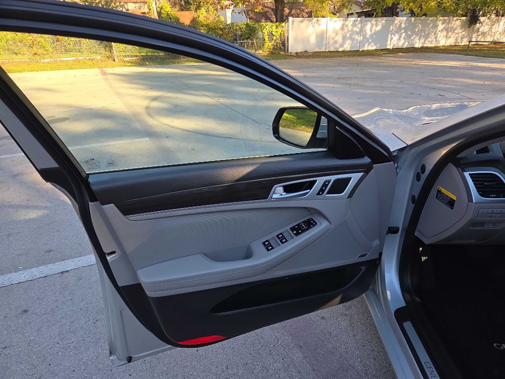 2015 Hyundai Genesis Image 17