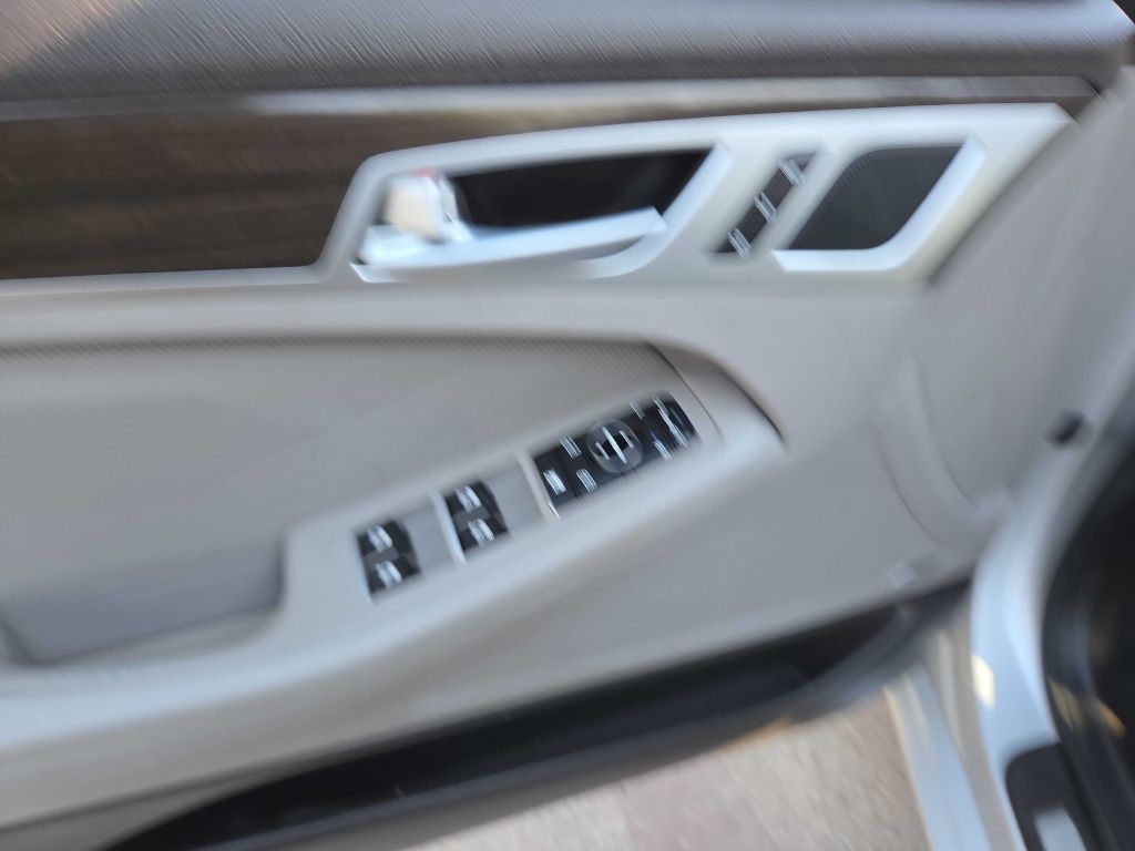2015 Hyundai Genesis Image 18
