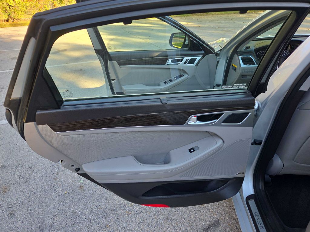 2015 Hyundai Genesis Image 20