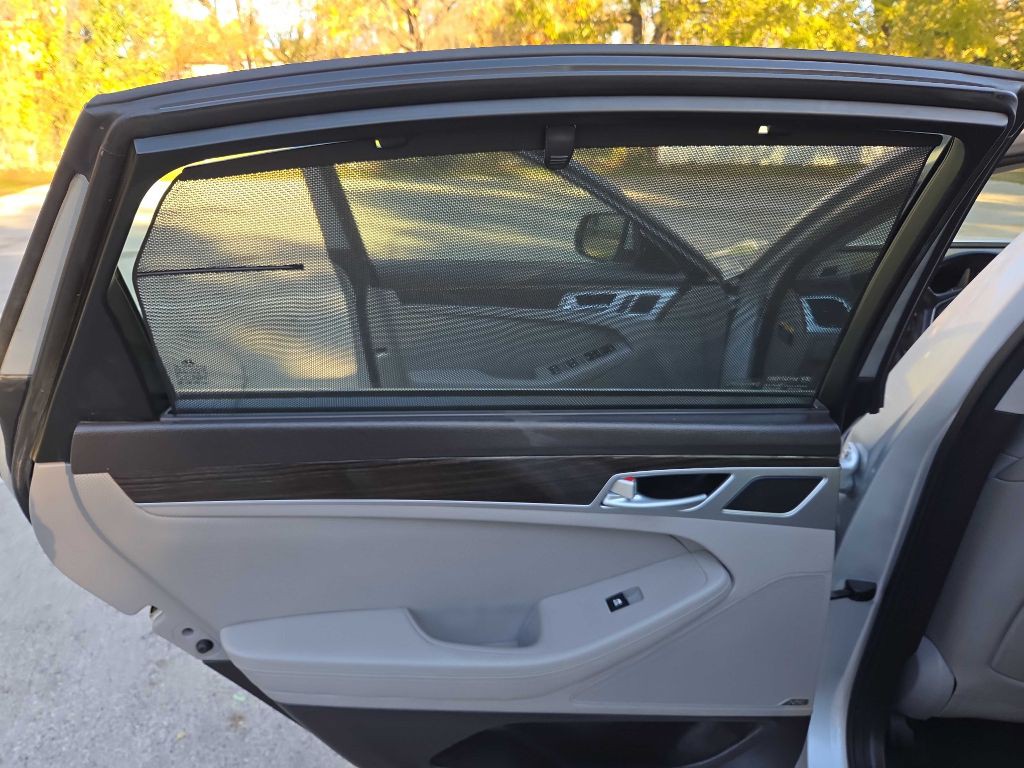 2015 Hyundai Genesis Image 21