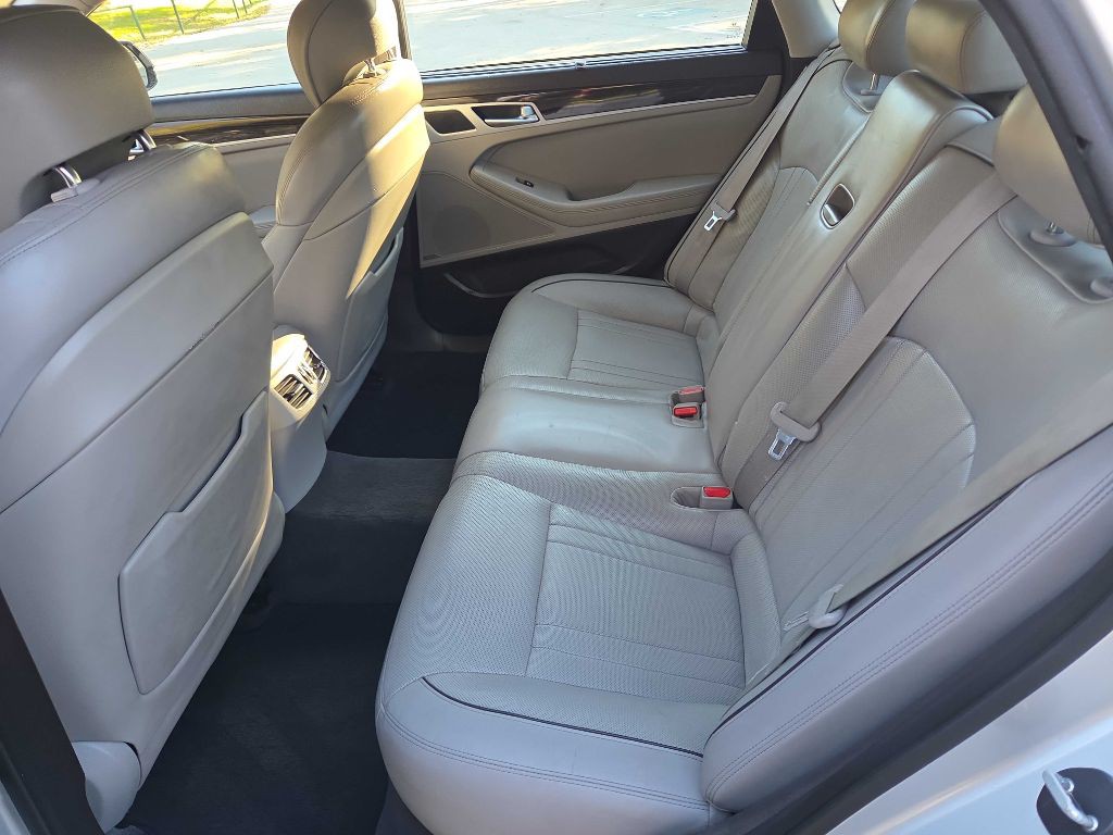 2015 Hyundai Genesis Image 22