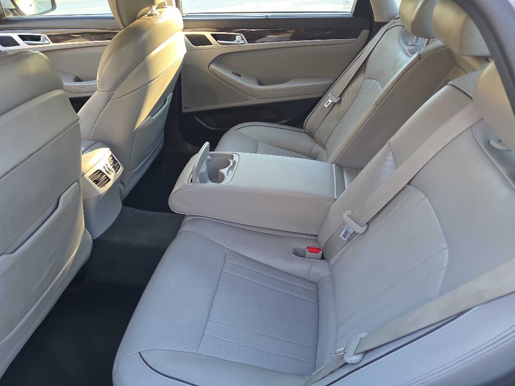 2015 Hyundai Genesis Image 23