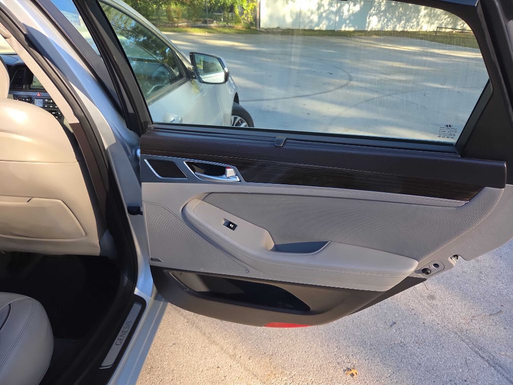 2015 Hyundai Genesis Image 25