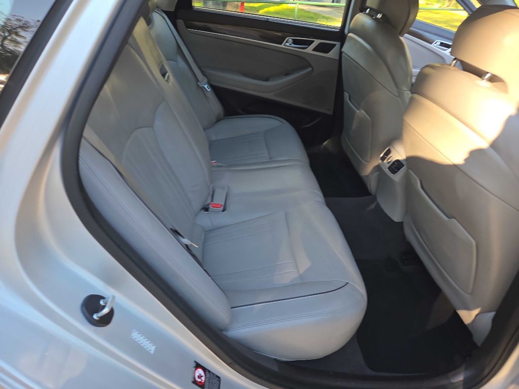 2015 Hyundai Genesis Image 26