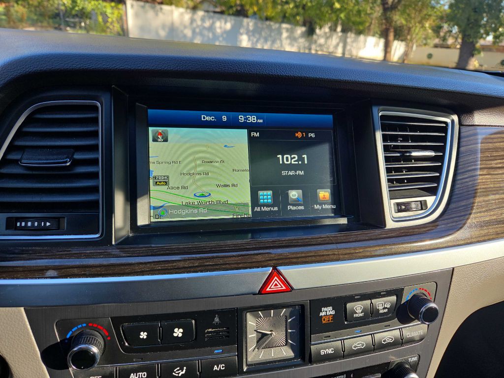 2015 Hyundai Genesis Image 32