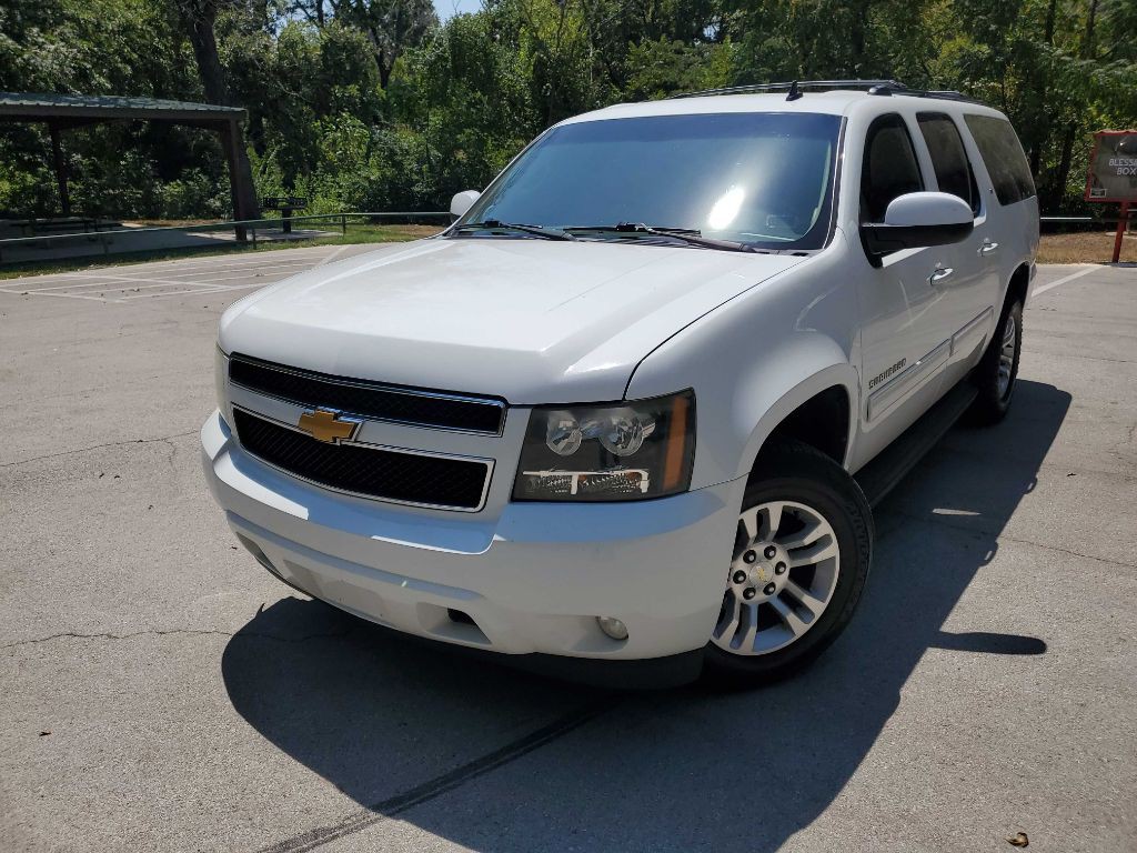 2014 Chevrolet Suburban Image 2