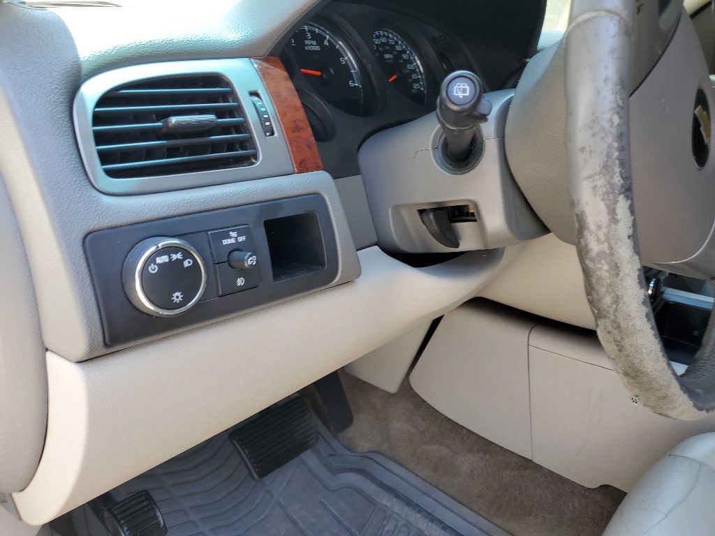 2014 Chevrolet Suburban Image 30