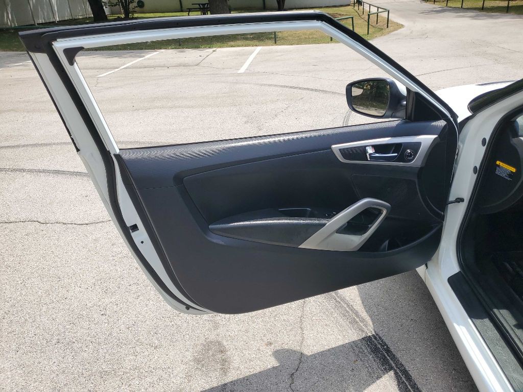 2015 Hyundai Veloster Image 16