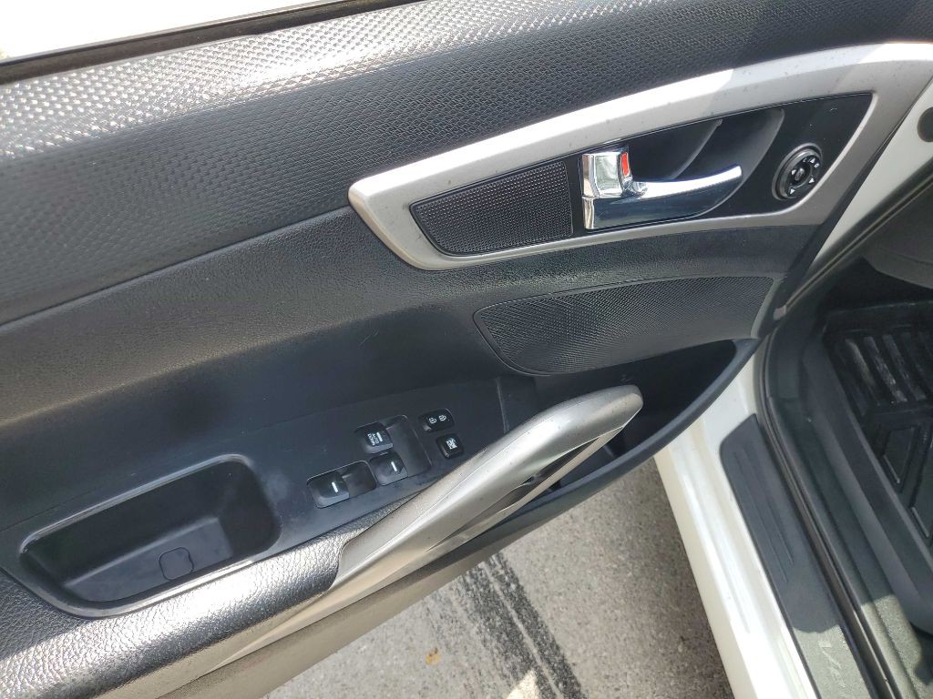 2015 Hyundai Veloster Image 17