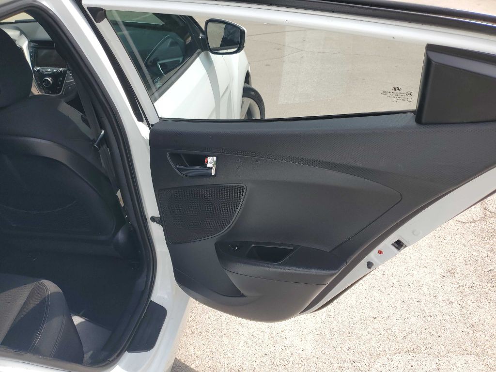 2015 Hyundai Veloster Image 21