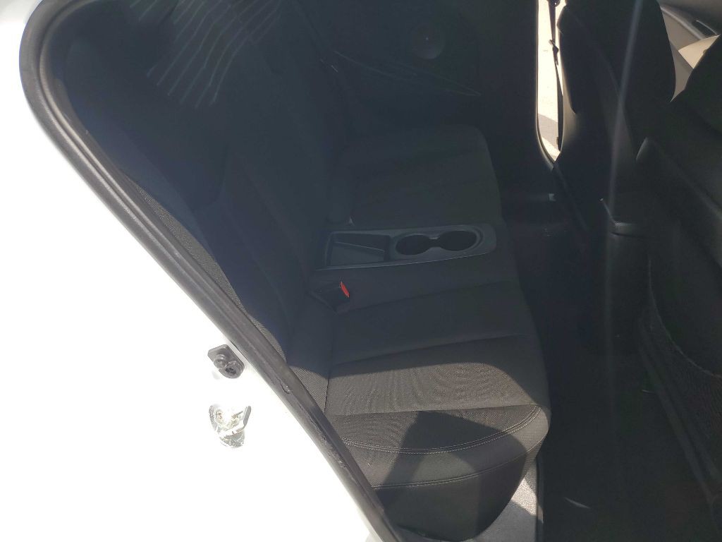2015 Hyundai Veloster Image 22
