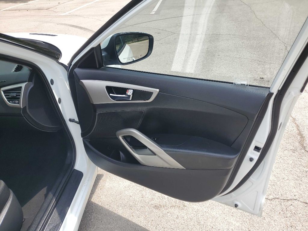 2015 Hyundai Veloster Image 23