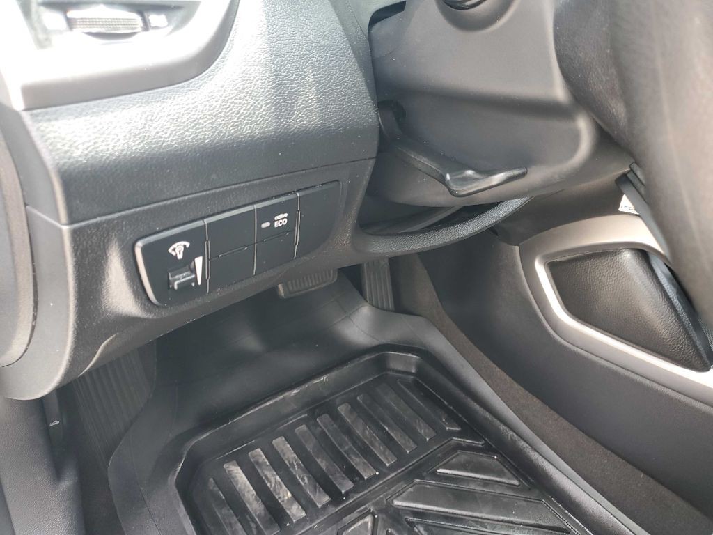 2015 Hyundai Veloster Image 24