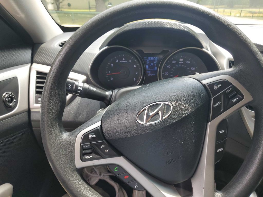 2015 Hyundai Veloster Image 25