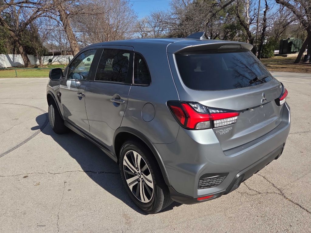 2021 Mitsubishi Outlander Image 4