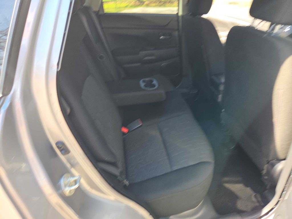 2021 Mitsubishi Outlander Image 22