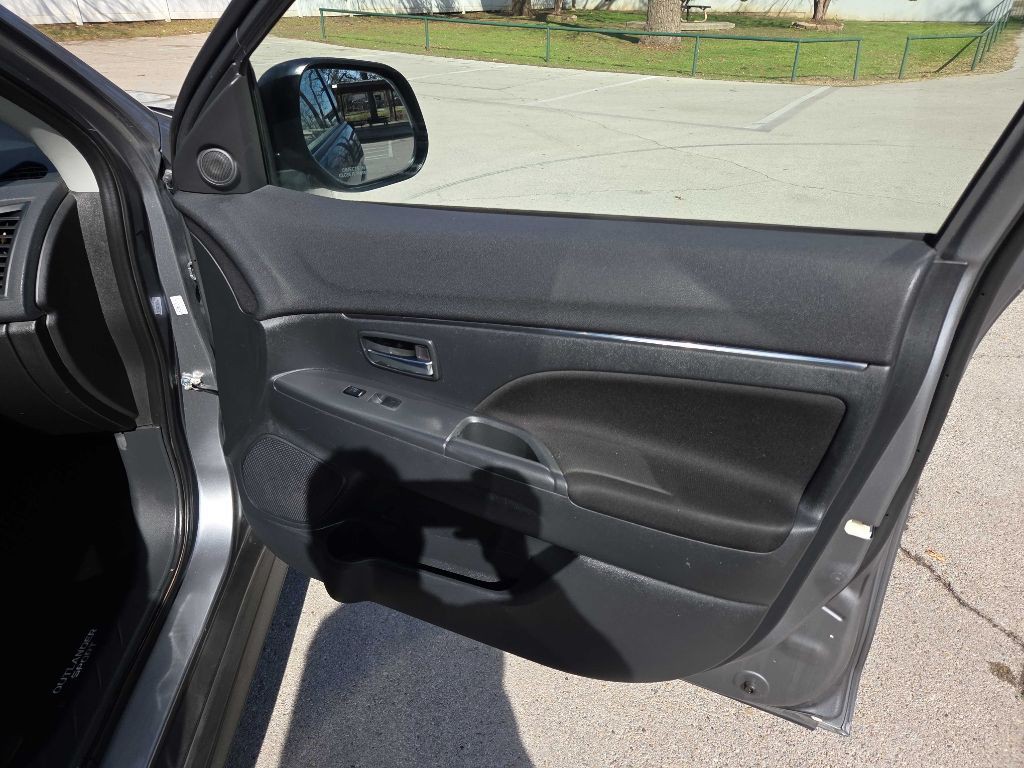 2021 Mitsubishi Outlander Image 23