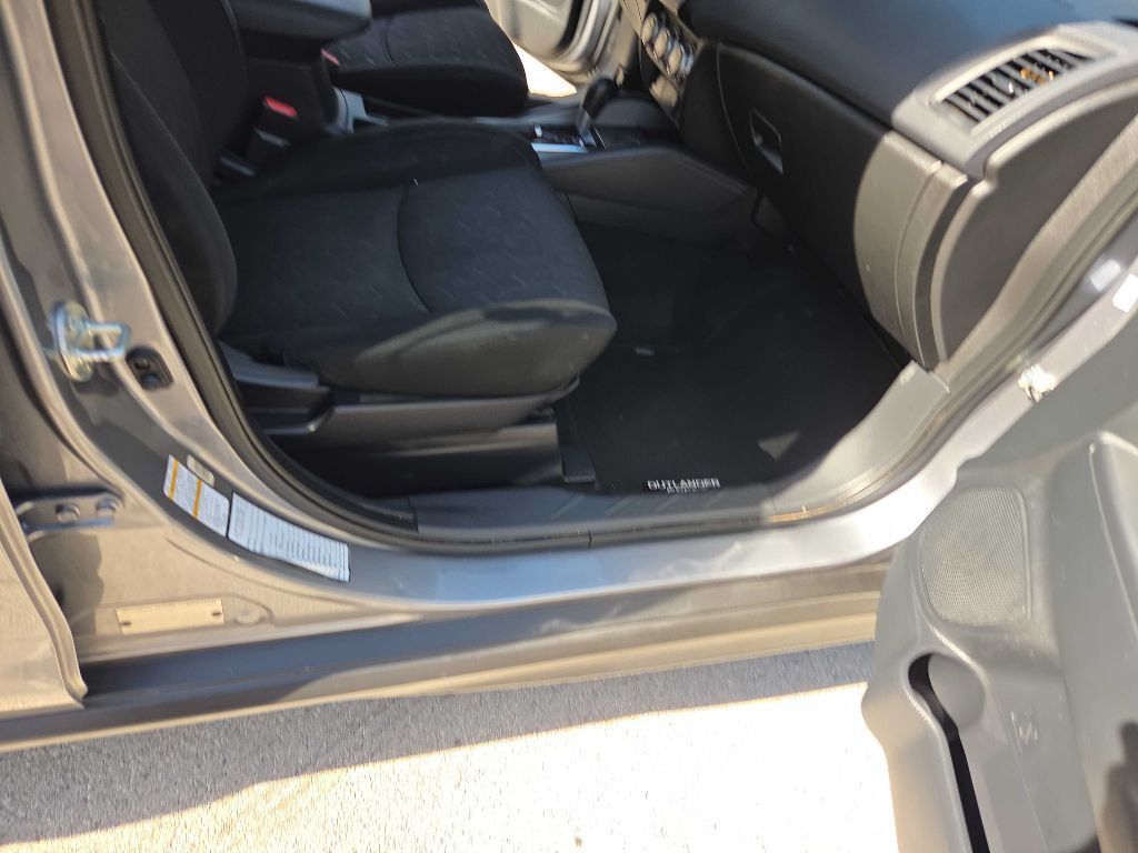 2021 Mitsubishi Outlander Image 23