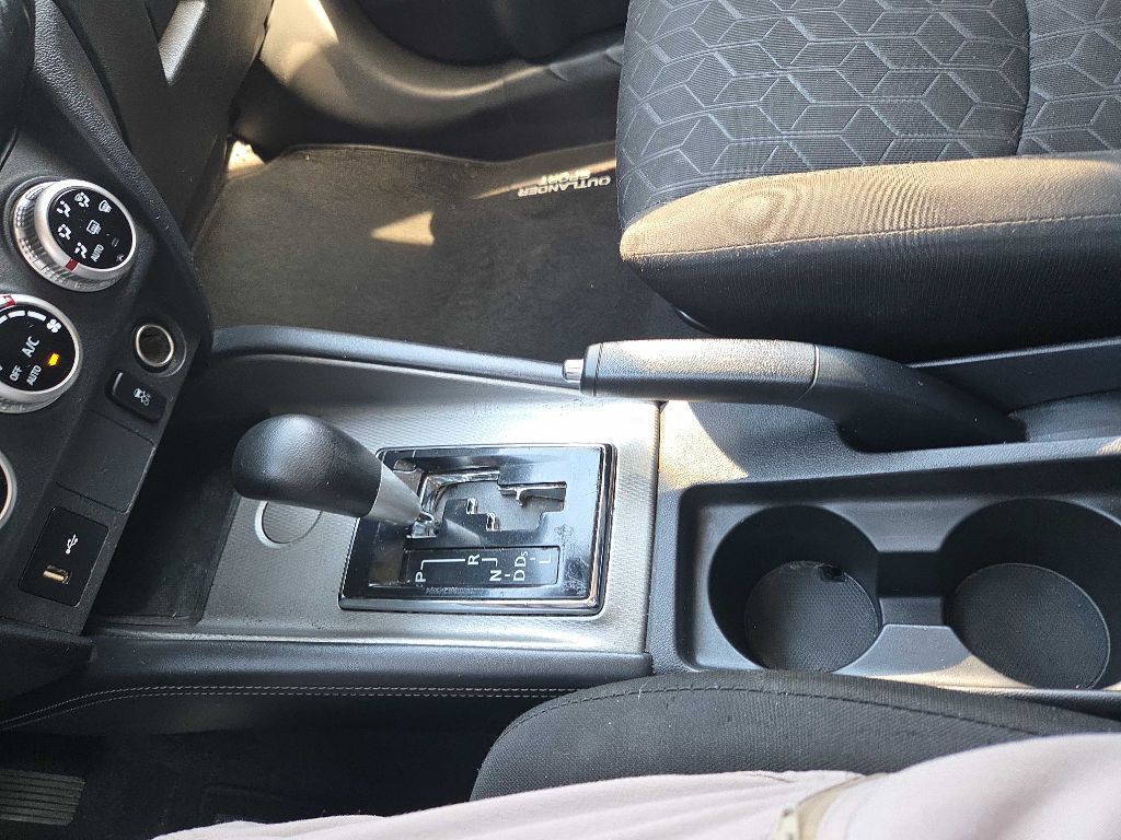 2021 Mitsubishi Outlander Image 32