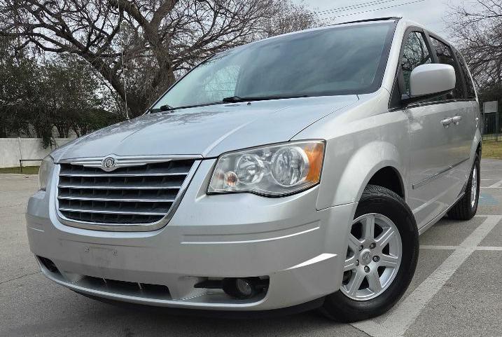 2010 Chrysler Town & Country Image 1