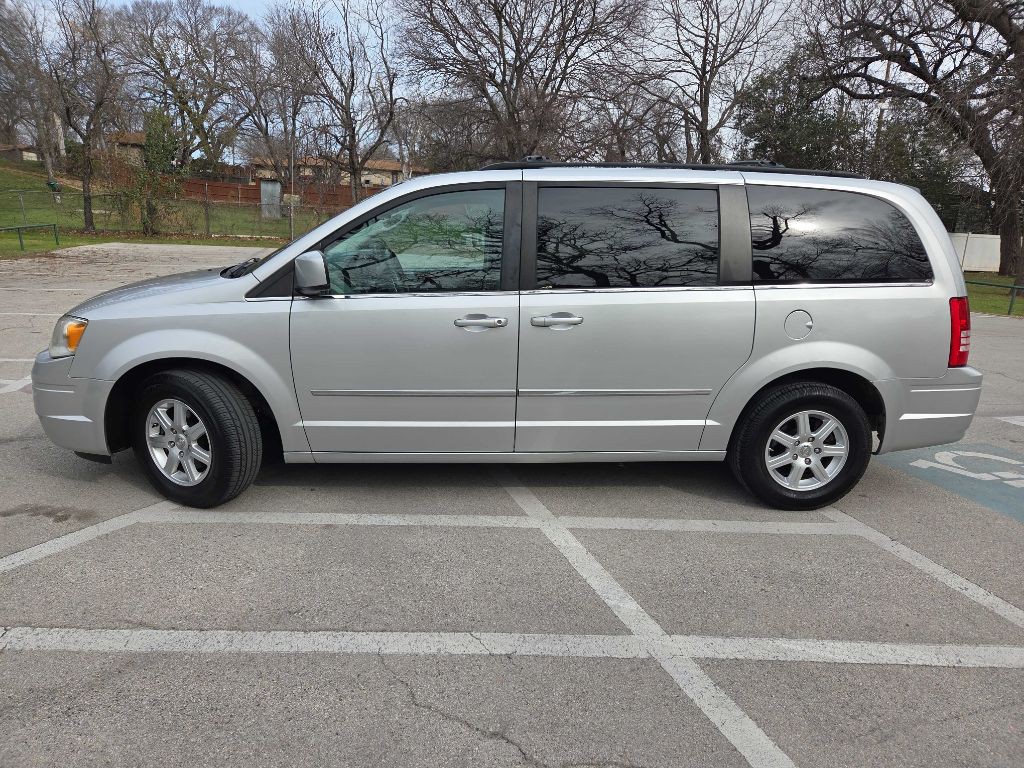 2010 Chrysler Town & Country Image 3