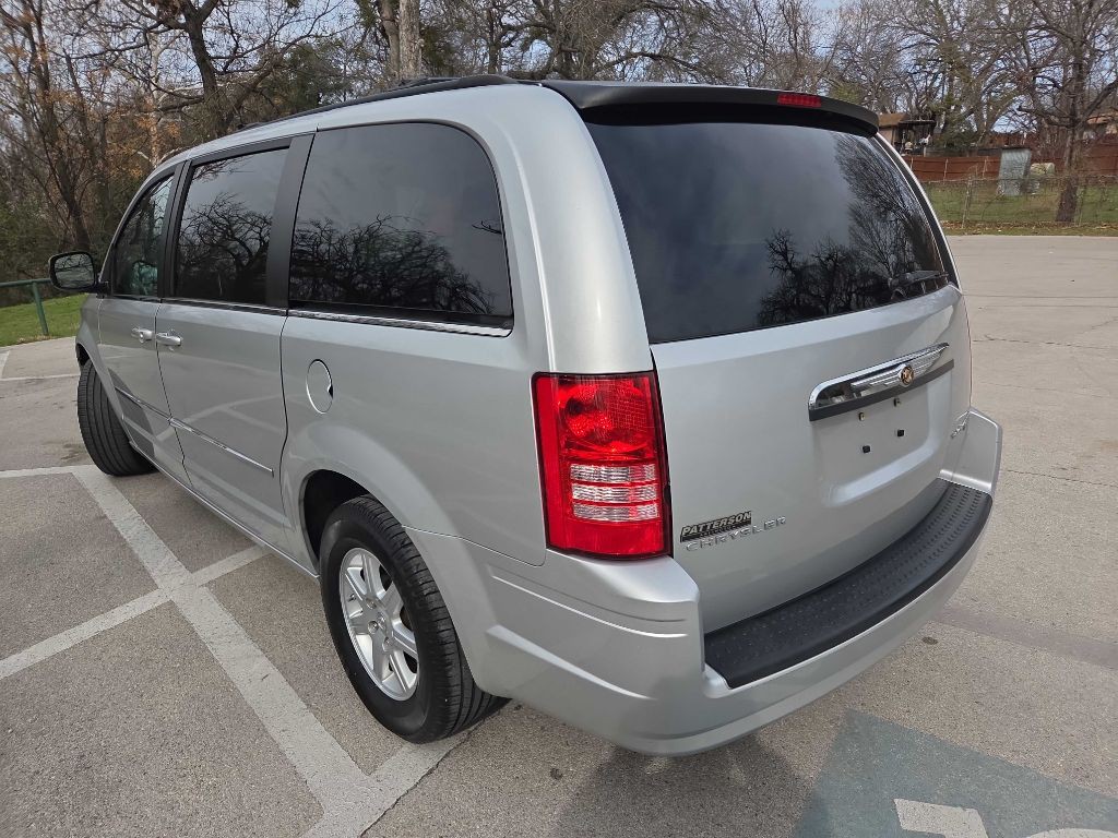 2010 Chrysler Town & Country Image 4