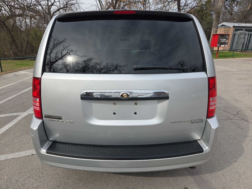 2010 Chrysler Town & Country Image 5