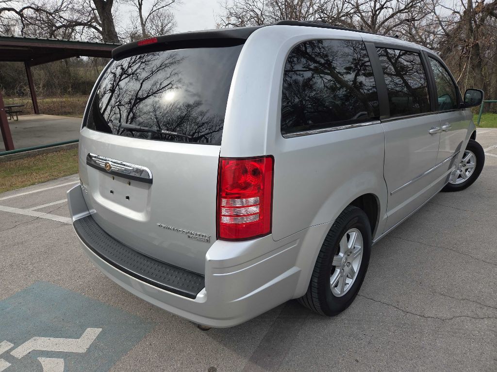 2010 Chrysler Town & Country Image 6