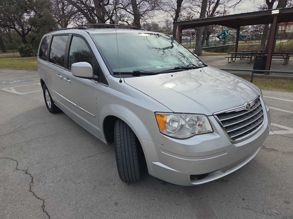 2010 Chrysler Town & Country Image 8
