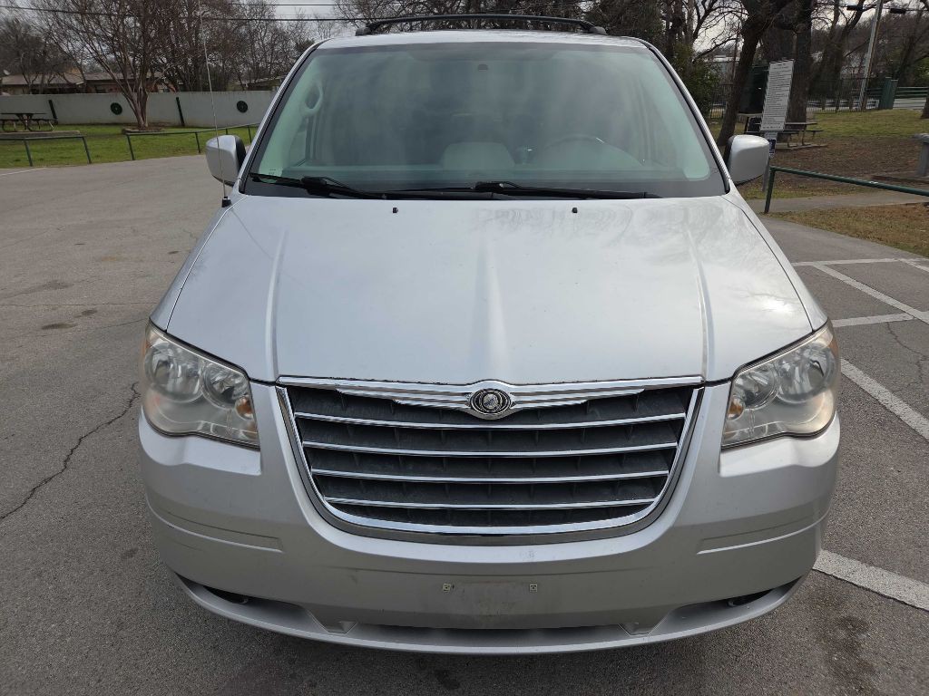 2010 Chrysler Town & Country Image 9