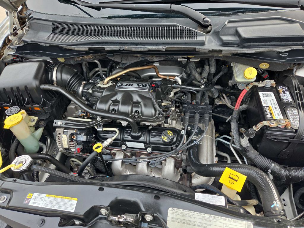 2010 Chrysler Town & Country Image 11