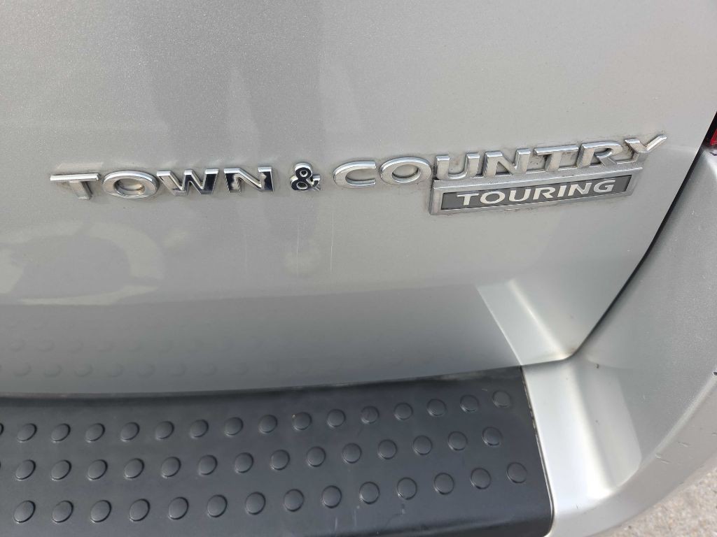 2010 Chrysler Town & Country Image 15