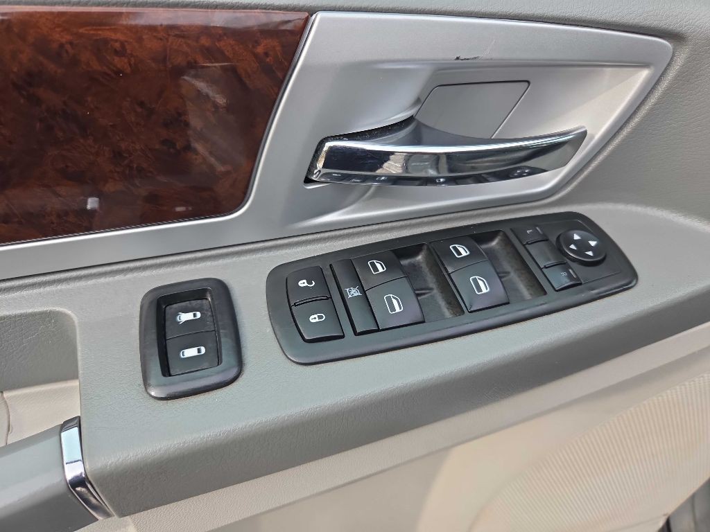 2010 Chrysler Town & Country Image 17