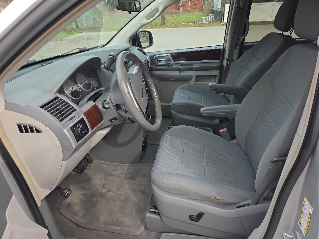 2010 Chrysler Town & Country Image 18