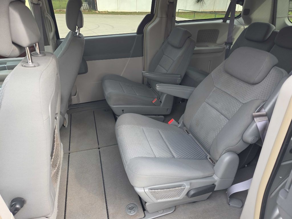 2010 Chrysler Town & Country Image 19