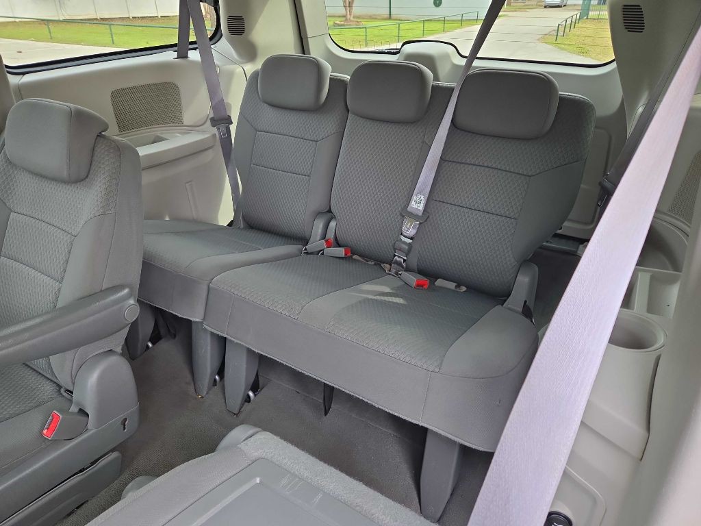 2010 Chrysler Town & Country Image 20