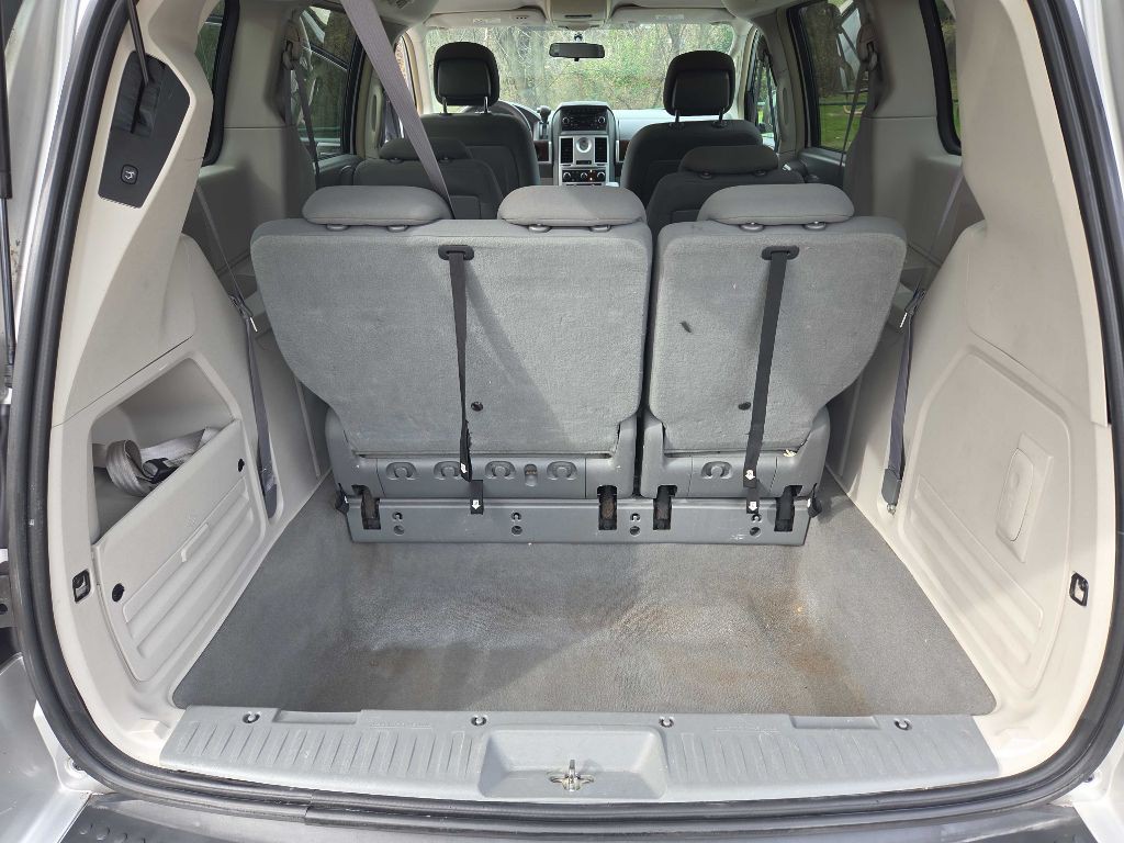 2010 Chrysler Town & Country Image 21