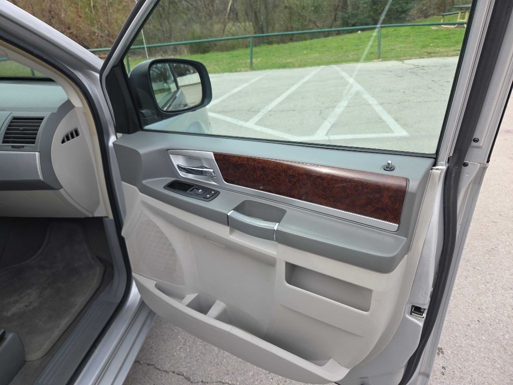 2010 Chrysler Town & Country Image 24