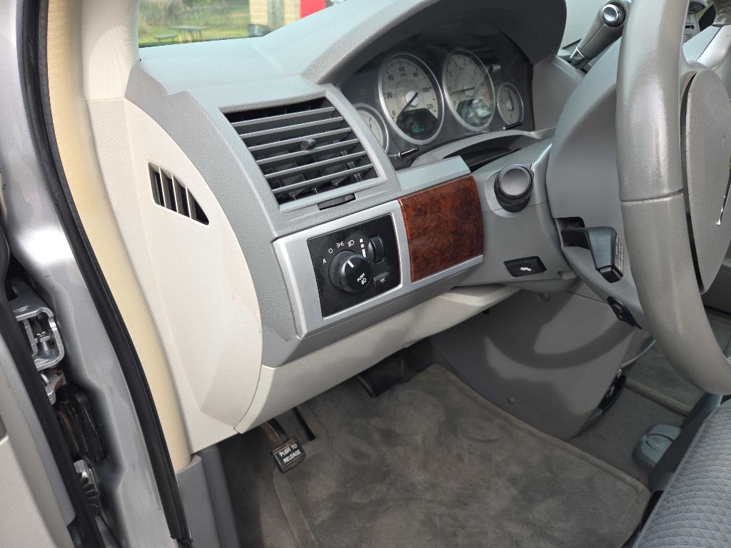 2010 Chrysler Town & Country Image 26