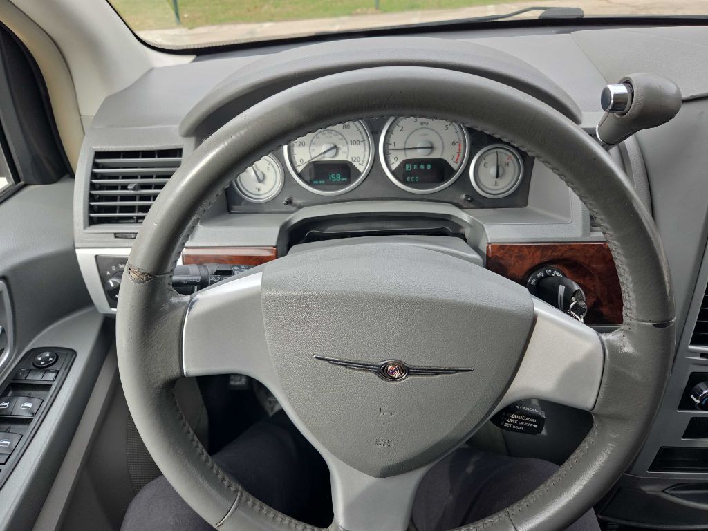 2010 Chrysler Town & Country Image 27