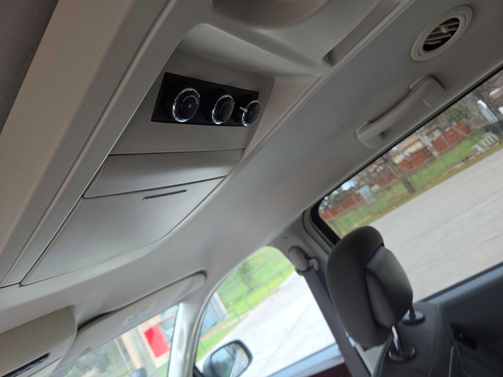 2010 Chrysler Town & Country Image 29
