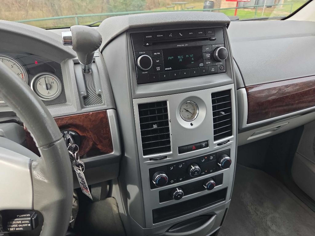 2010 Chrysler Town & Country Image 30