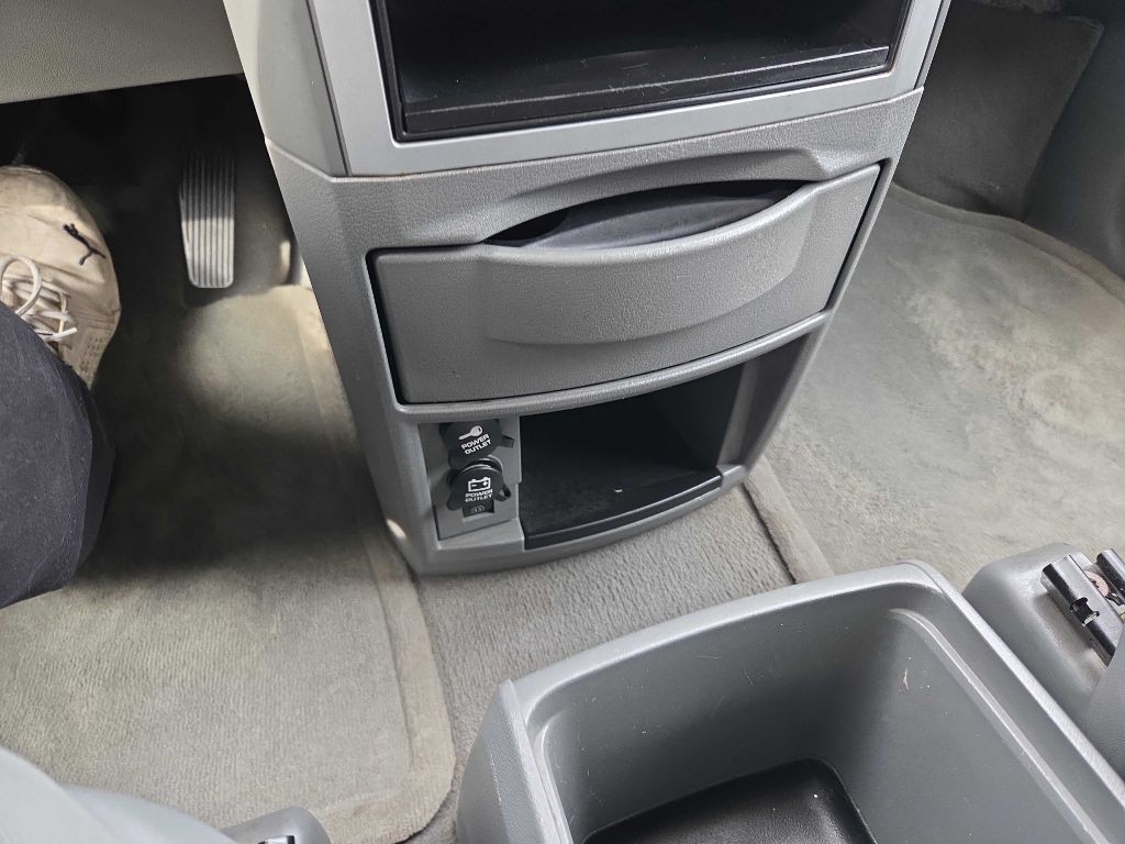 2010 Chrysler Town & Country Image 31