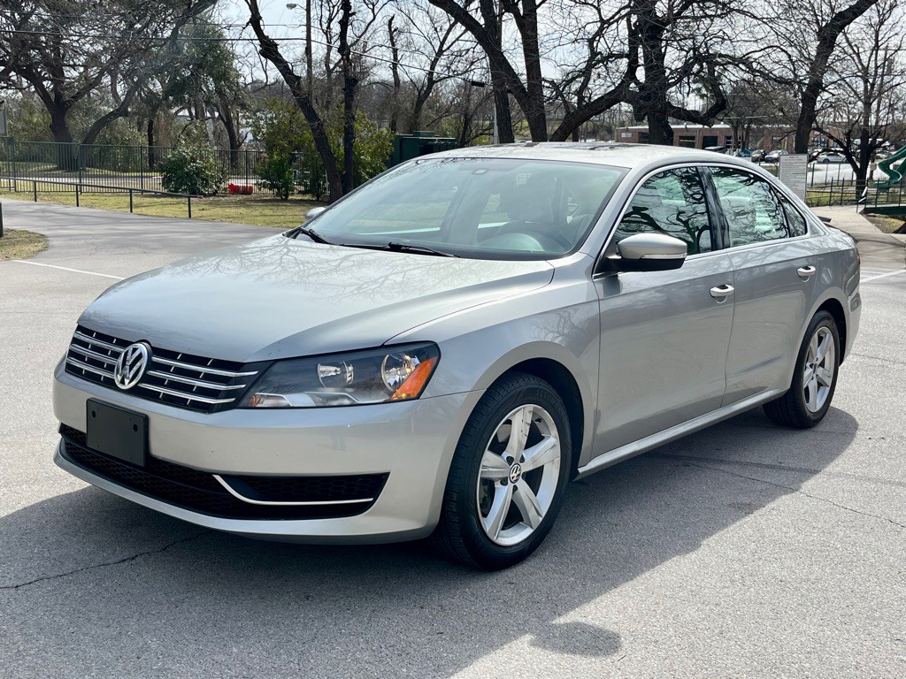 2013 Volkswagen Passat Image 1