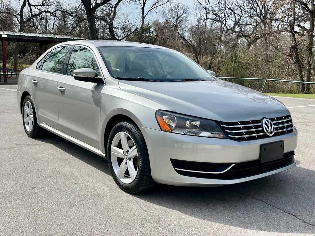 2013 Volkswagen Passat Image 2