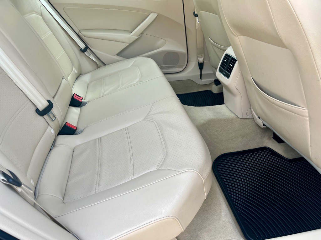 2013 Volkswagen Passat Image 12